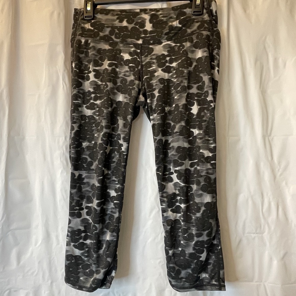 Athleta Women Cheetah Print Capri Compression Legging Pilayo Fabric EUC‎ Sz M